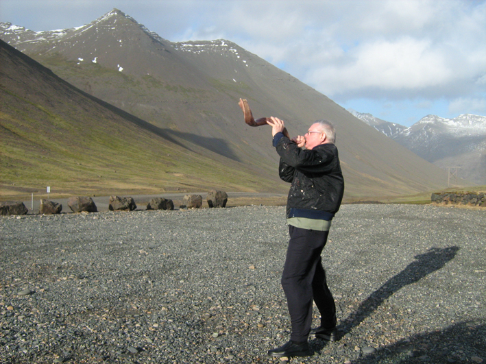 Þorsteinn Mattíasson blæs á Almanaskarði - Hornafirði