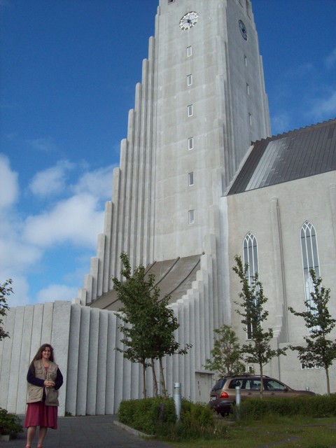 Dina við Hallgrímskirkju